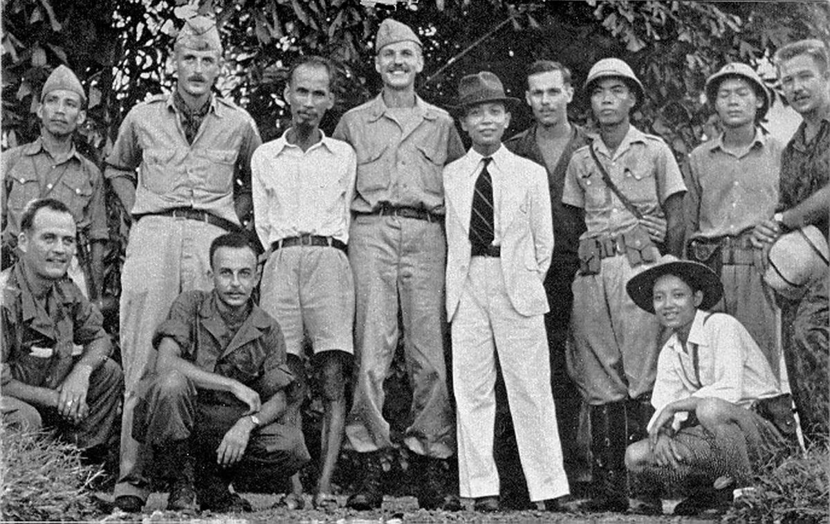 Hồ Chí Minh (standing, third from left) with members of the OSS Deer Team and Võ Nguyên Giáp, 1945.