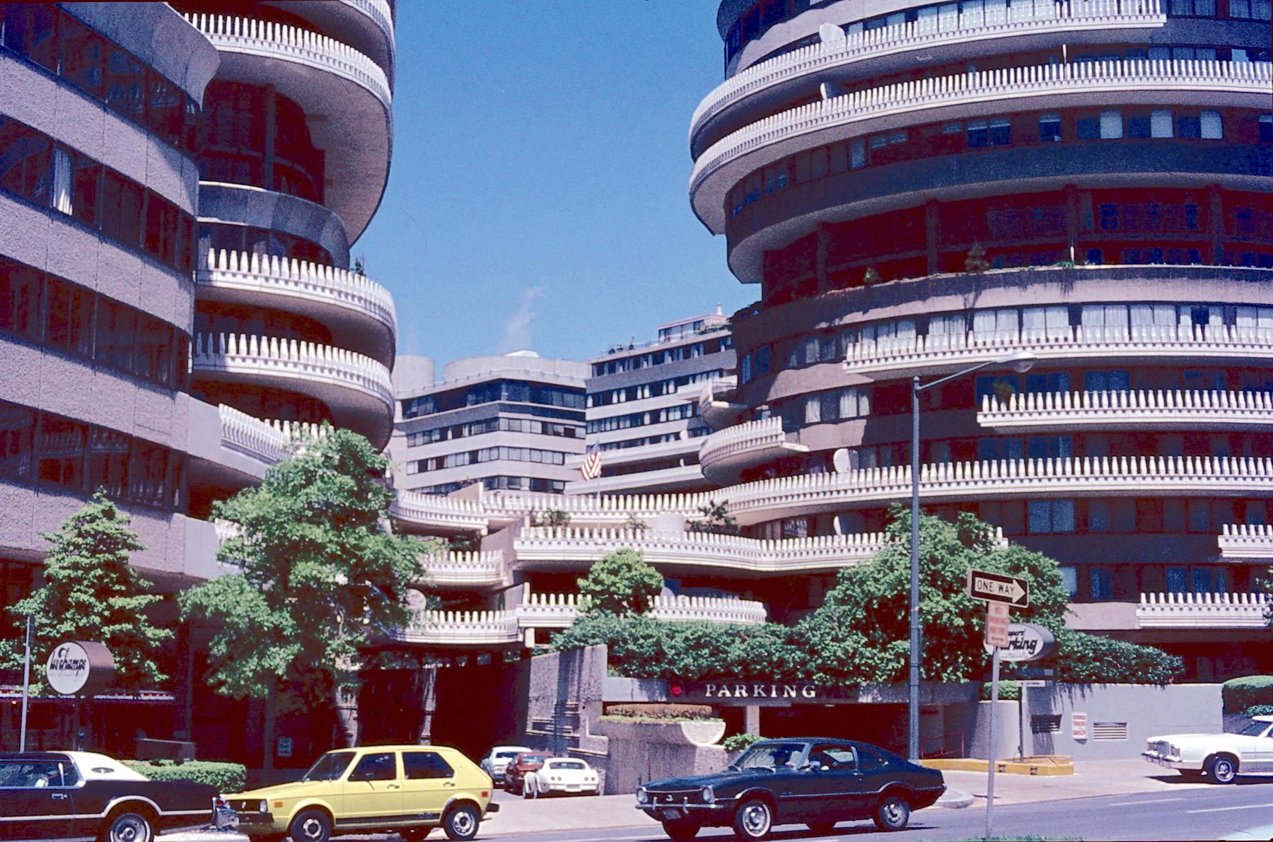 The Watergate office complex in 1982, a later architectural view. Photograph by Peter Christian Riemann, CC BY-SA 4.0.