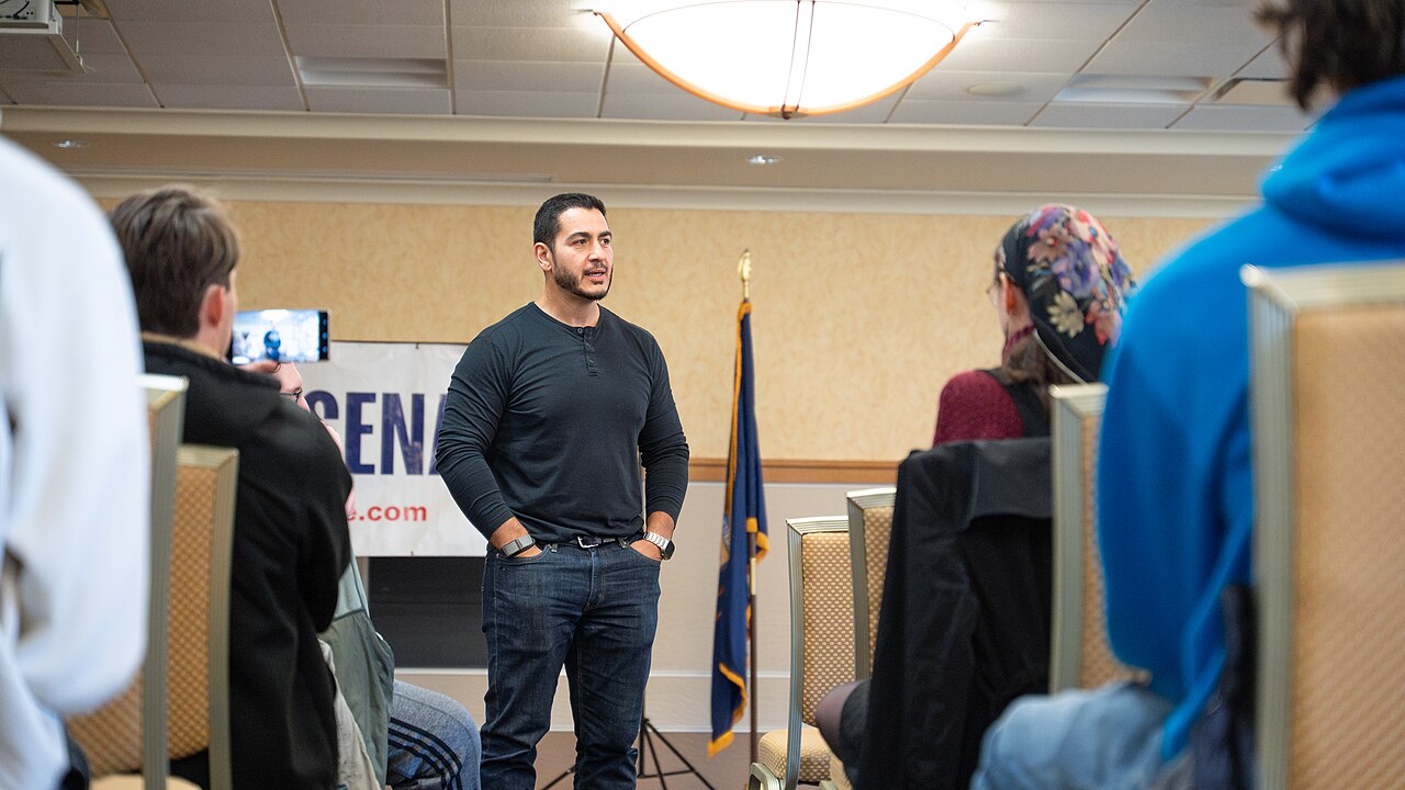 El-Sayed meets voters at Michigan Technological University, October 22, 2025.