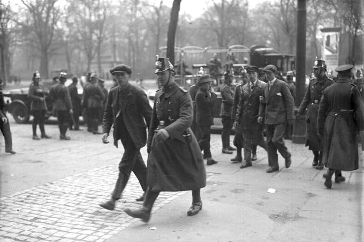 Weimar street politics context