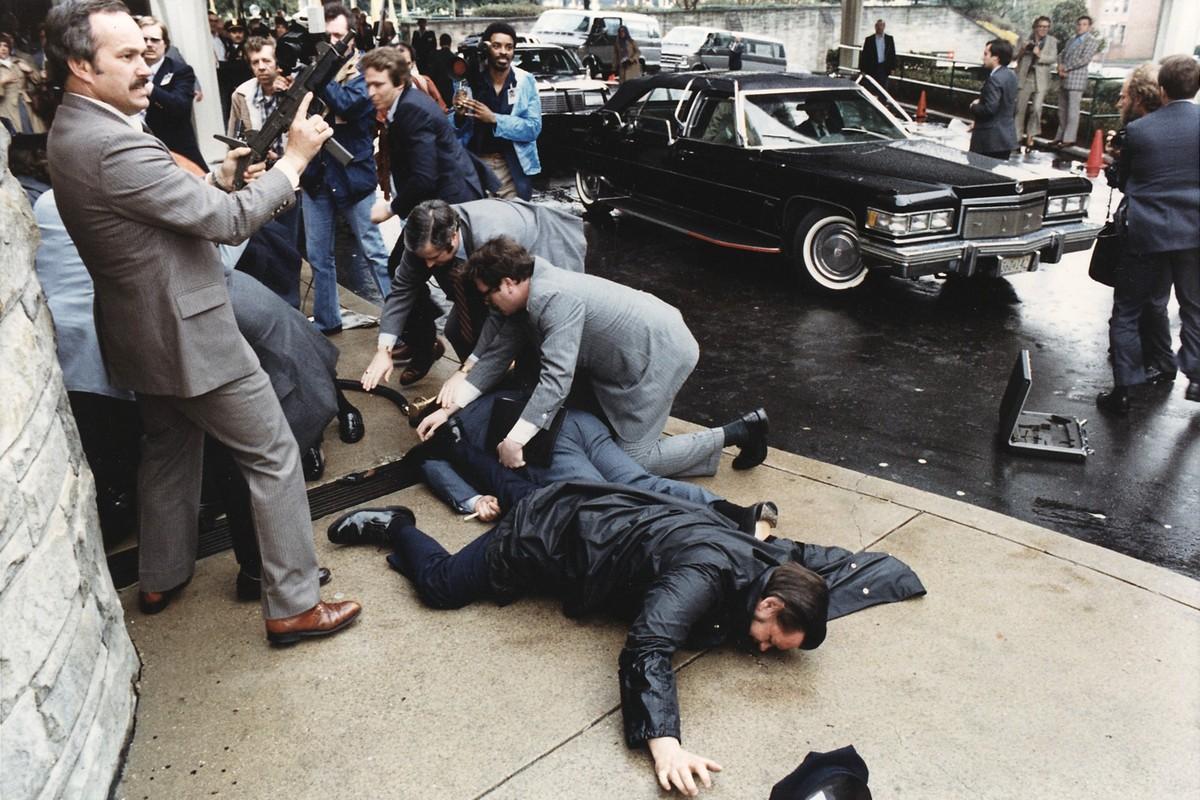 Chaos outside Washington Hilton after assassination attempt