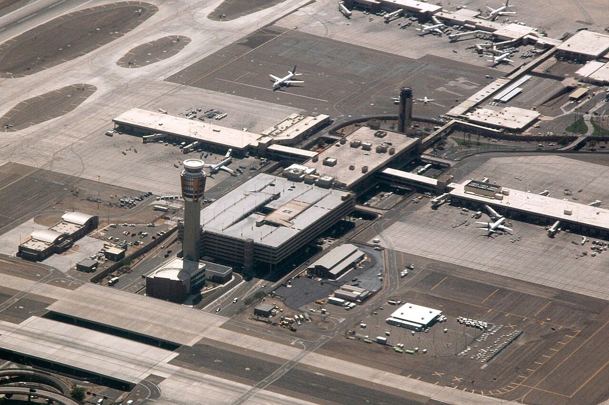 Phoenix-area tarmac imagery standing in for the June 2016 Bill Clinton–Loretta Lynch meeting.