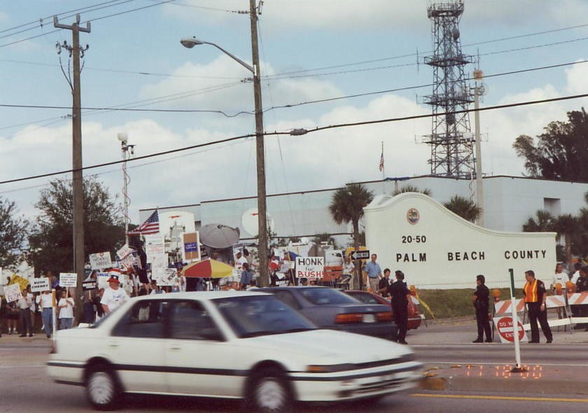 Demonstrators near the Palm Beach County recount on November 18, 2000. Signs express participants’ views, not this guide’s findings.