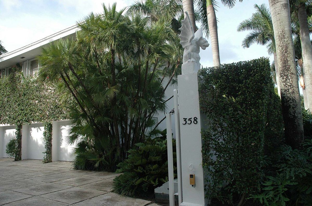 358 El Brillo Way, Palm Beach: Palm Beach Police photograph from the 2005 search, used as a trial exhibit.