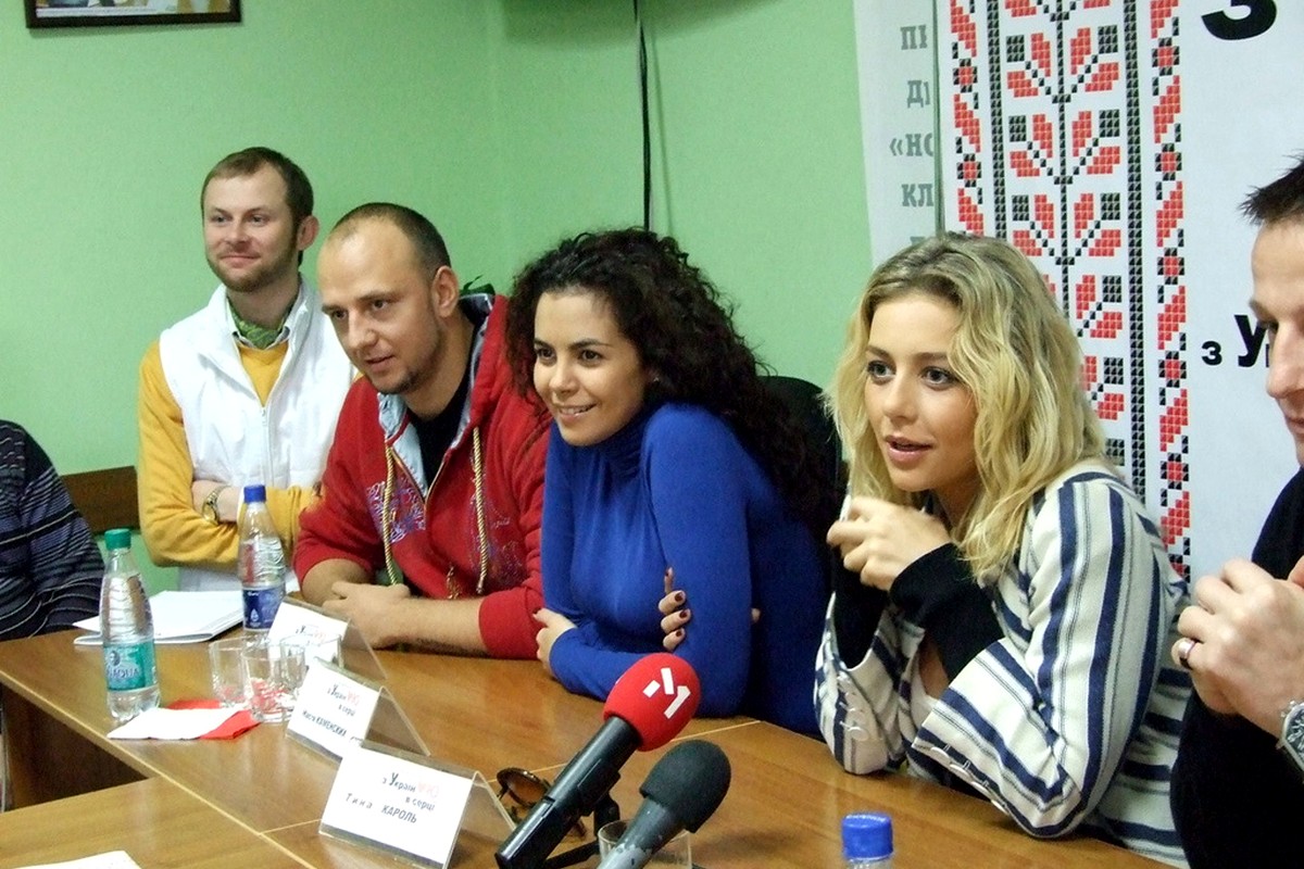 Press conference setting (documentary context)