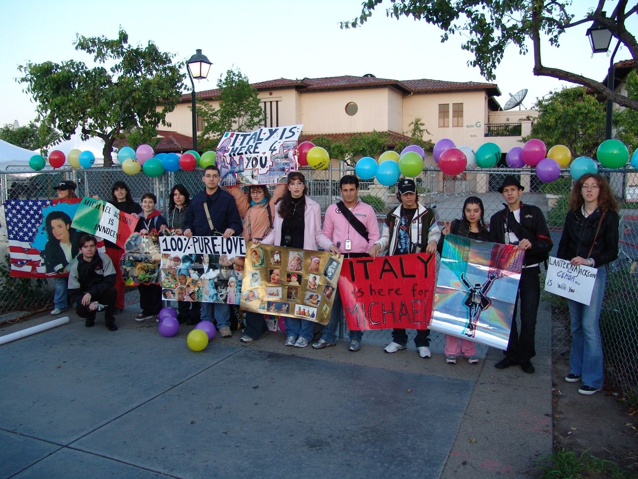 Fans outside the Santa Maria courthouse on May 2, 2005, during Jackson’s trial.