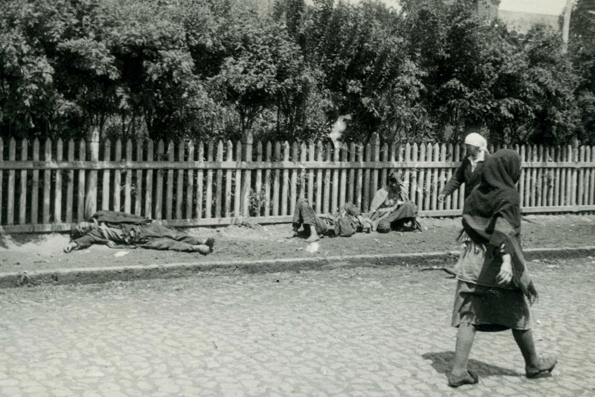Starved peasants on a street in Kharkiv, 1933