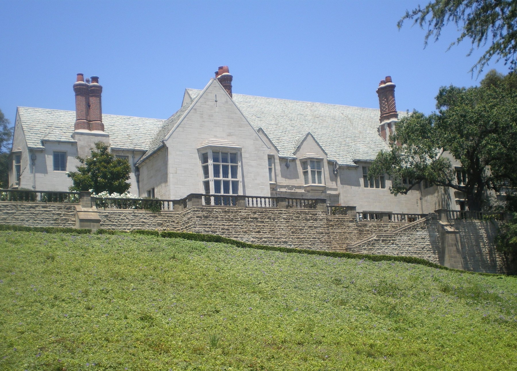 Greystone Mansion in Beverly Hills, in a photograph uploaded in July 2008; a later architectural view, not a photograph of the 1929 crime scene.
