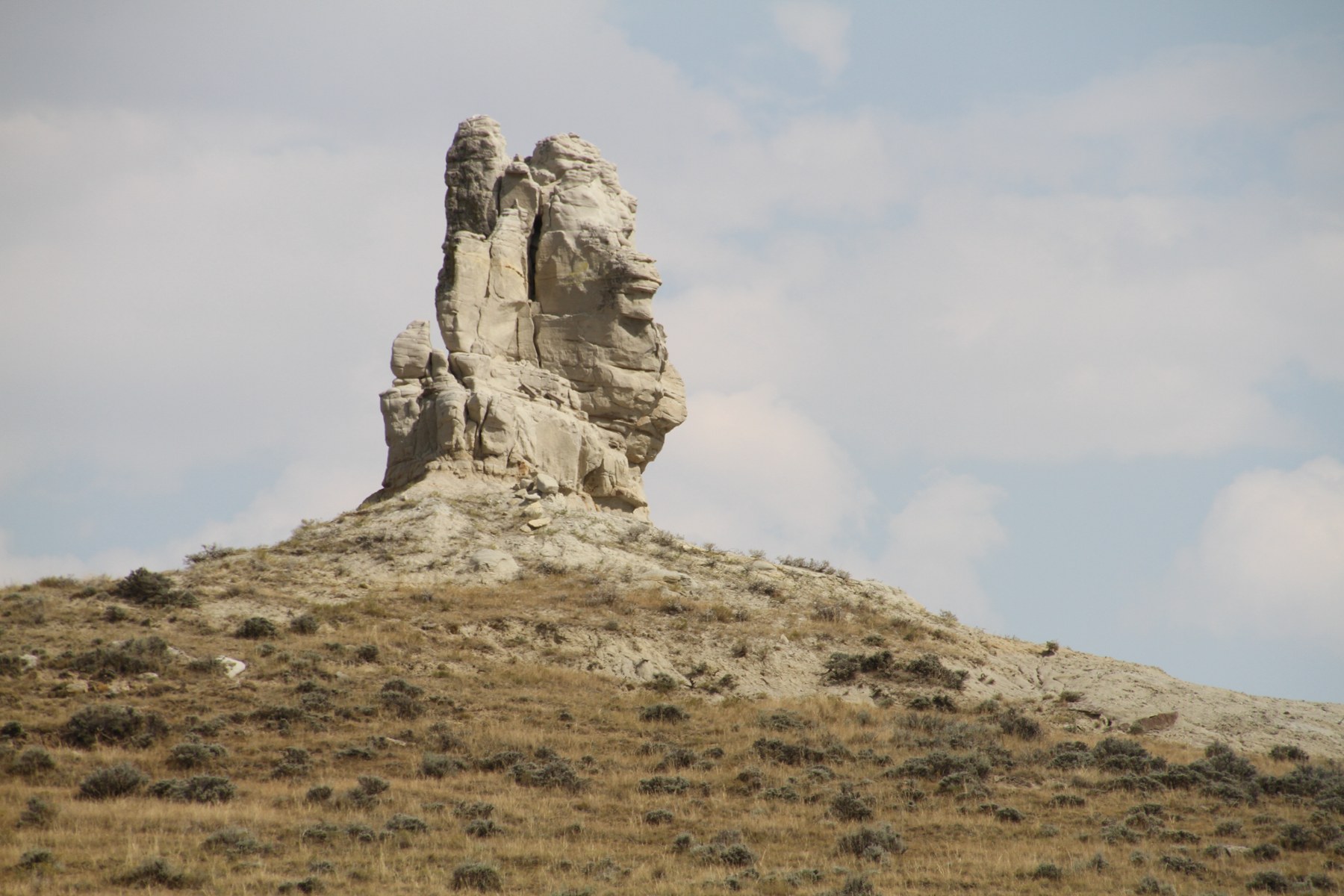 Teapot Rock north of Casper, Wyoming, photographed by Jonathunder; uploaded in October 2018. A later view of the formation, not a 1920s oilfield photograph.