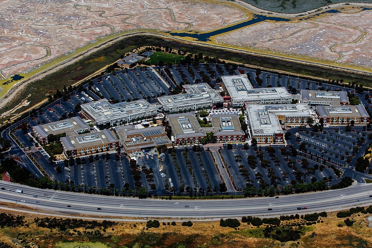 Facebook’s Menlo Park campus, photographed from the air in May 2013. The campus shown postdates Thiel’s 2004 investment.