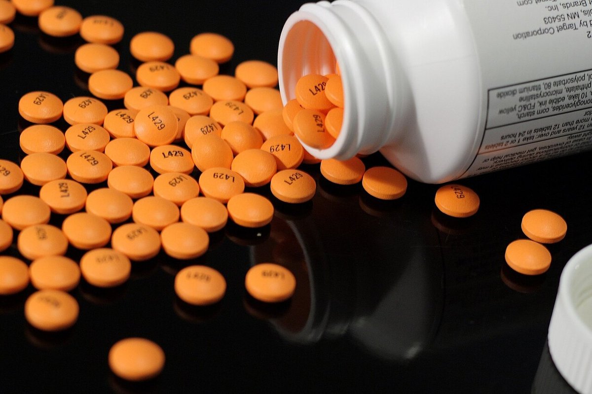Aspirin tablets — linked in memos to hand bruising explanations.