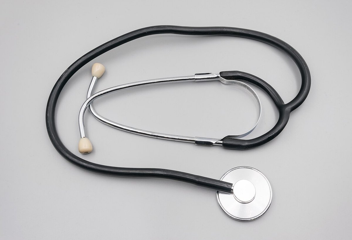 Physician-letter era — stethoscope still life (illustrative; not Bornstein’s clinic).