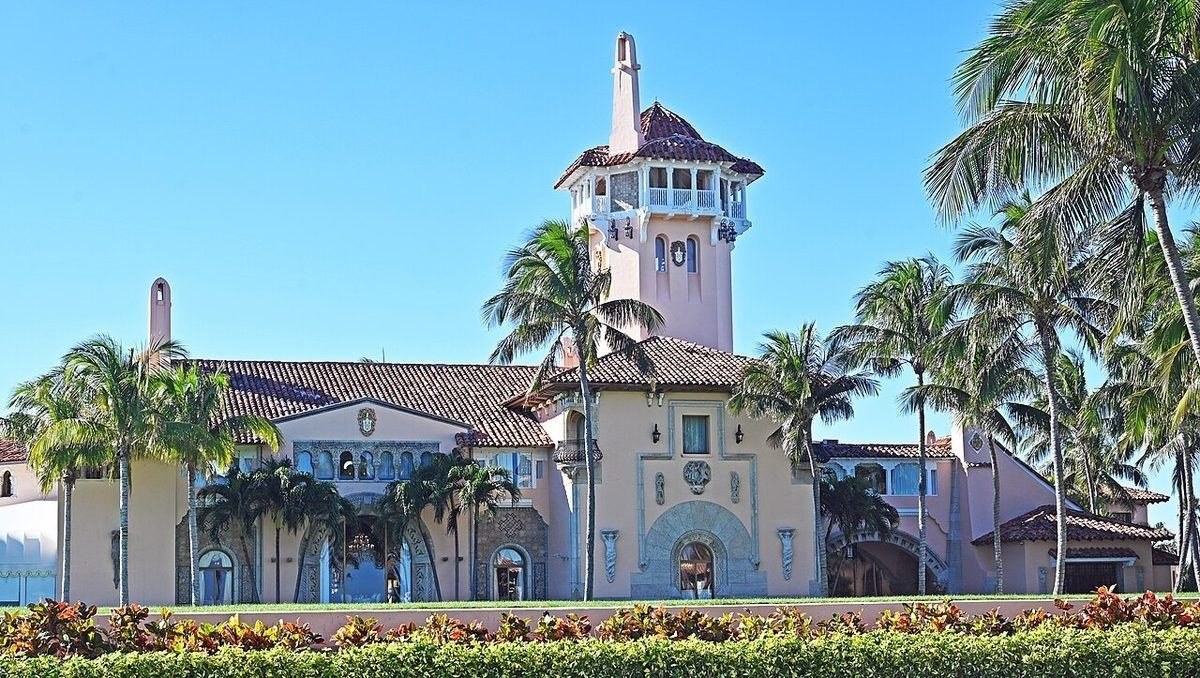 Mar-a-Lago related chapter image