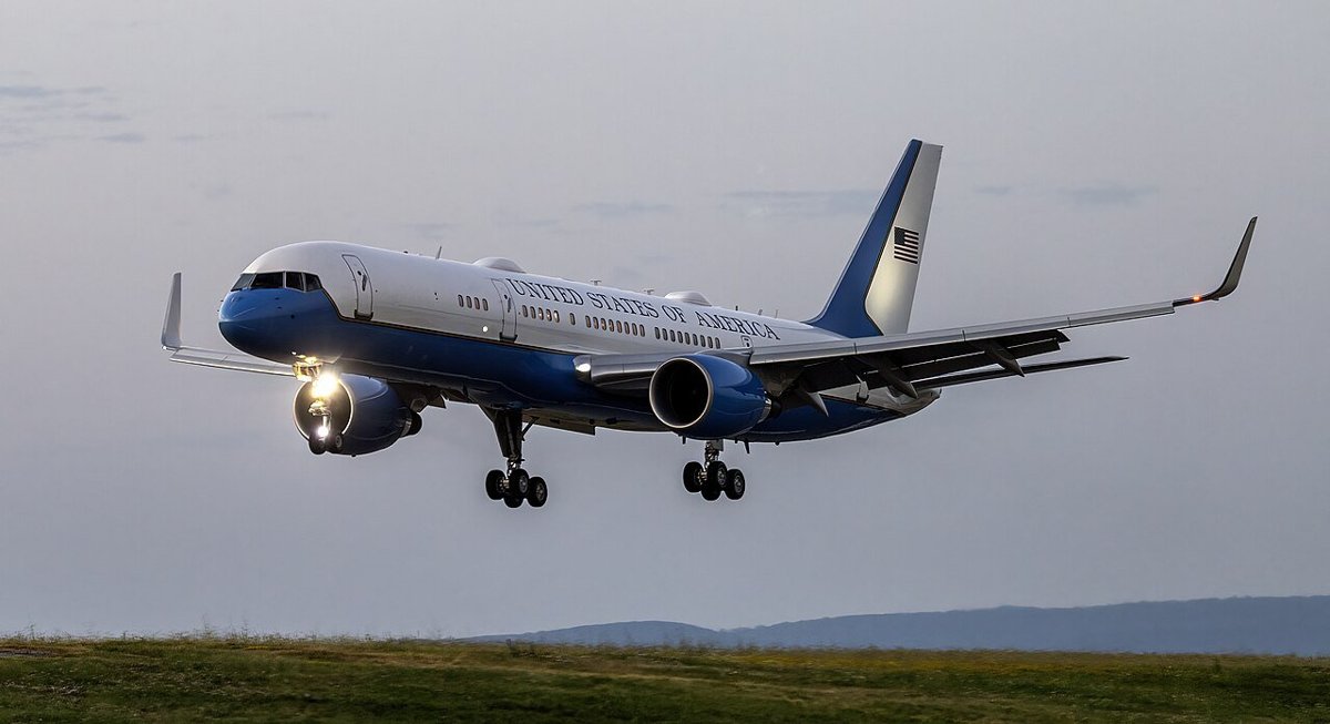 Air Force One — Oct 2025 “I’m not allowed to run” climbdown